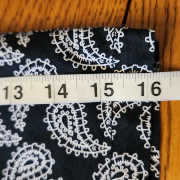 Dockers, NWT, Women's Skorts, Size 6, Black with White Paisley design - Picture 9 of 10